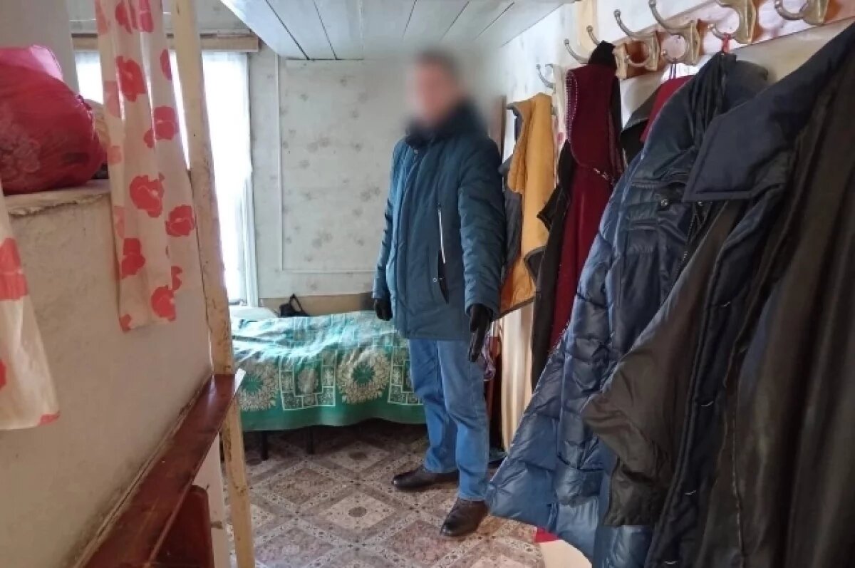    В Удмуртии мужчина, угрожая ножом, удерживал сотрудников скорой помощи