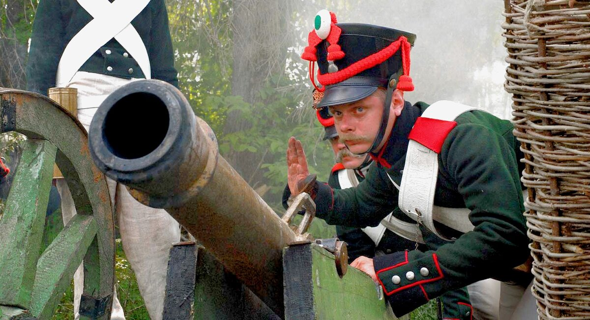 Наши замечательные реконструкторы умело разыгрывают "Бородино"