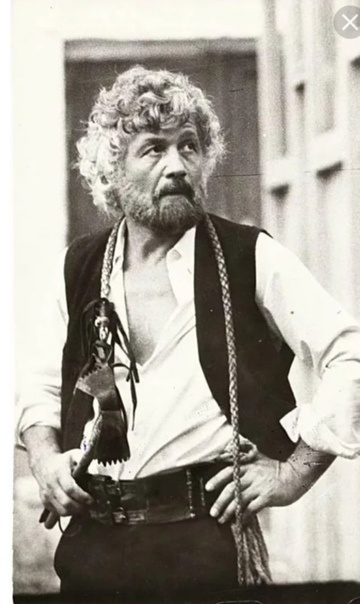 Будулай с бичом на плчах. Кадр из фильма. Найден в интернете