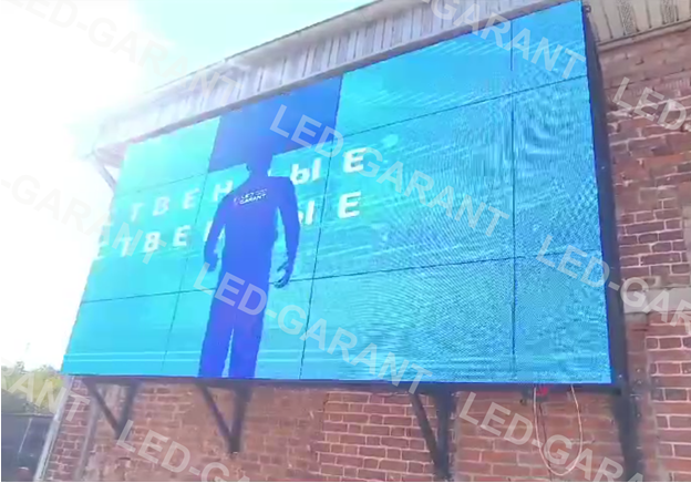 Установленный LED-экран 5,12x2,56 p5 проходит тестирование