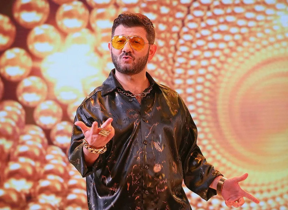 Михаил Галустян - актёр, продюсер, юморист, шоумен., капитан команды  КВН "Утомленные солнце." Знак Скорпиона.