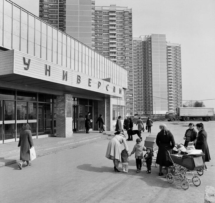 на фото - типовой универсам Москвы в конце 80-х- начале 90-х