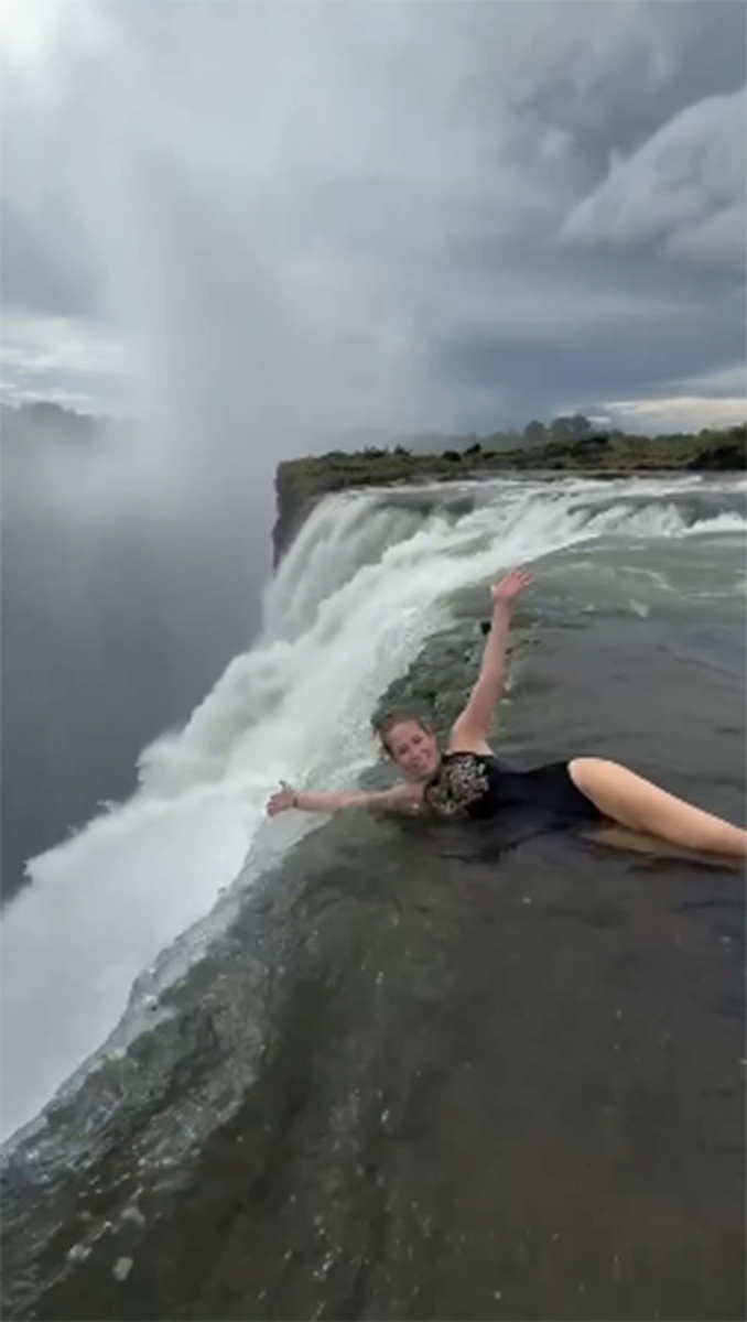Юлия Барановская на краю водопада Виктория. Фото: соцсети Юлии Барановской