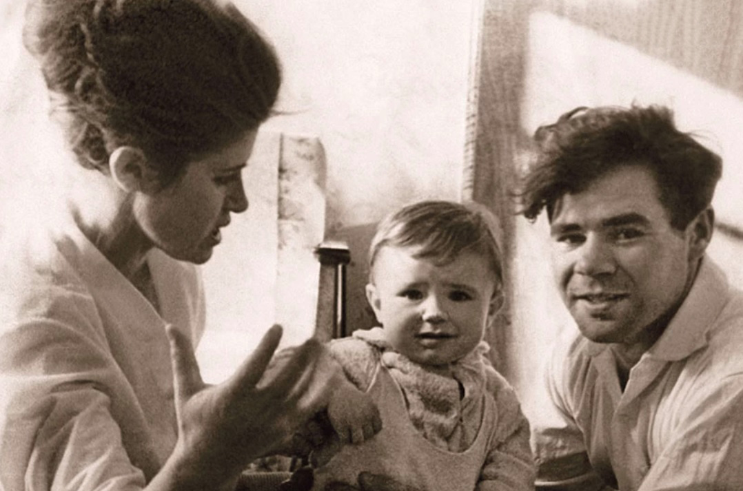 Евгений Осин с родителями