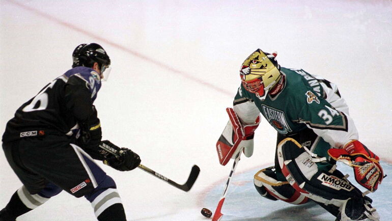 18 января 1997. Павел Буре против Джона Вансбисбрука на Матче звезд НХЛ. Фото AFP