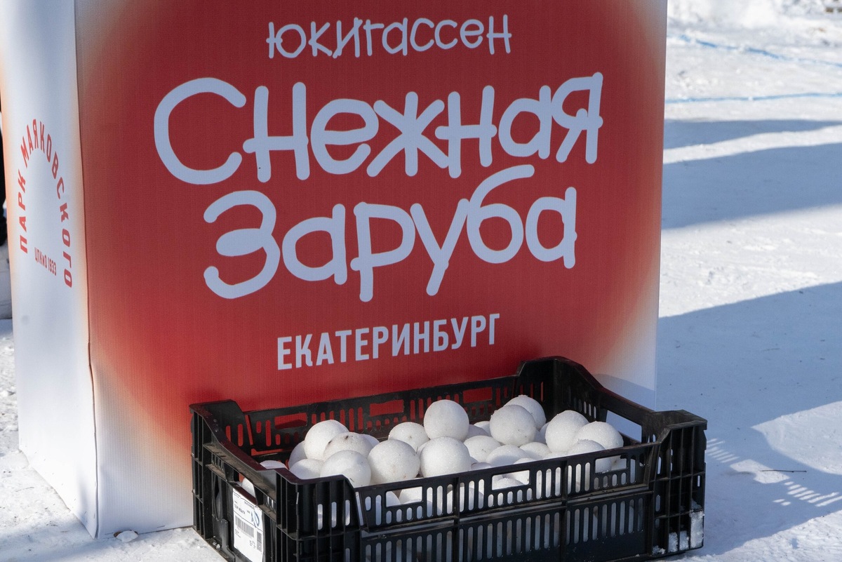 Лепить по ходу игры снежки нельзя, но правила на запрещают бросать снаряд, который остался цел больше, чем на половину. Фото: Yukigassen | Yekaterinburg / ВКонтакте