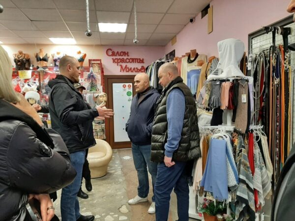 Сотрудники «Честного знака» во время объезда петербургских магазинов одежды с целью помочь тем, у кого не работает маркировка. Декабрь 2024 года