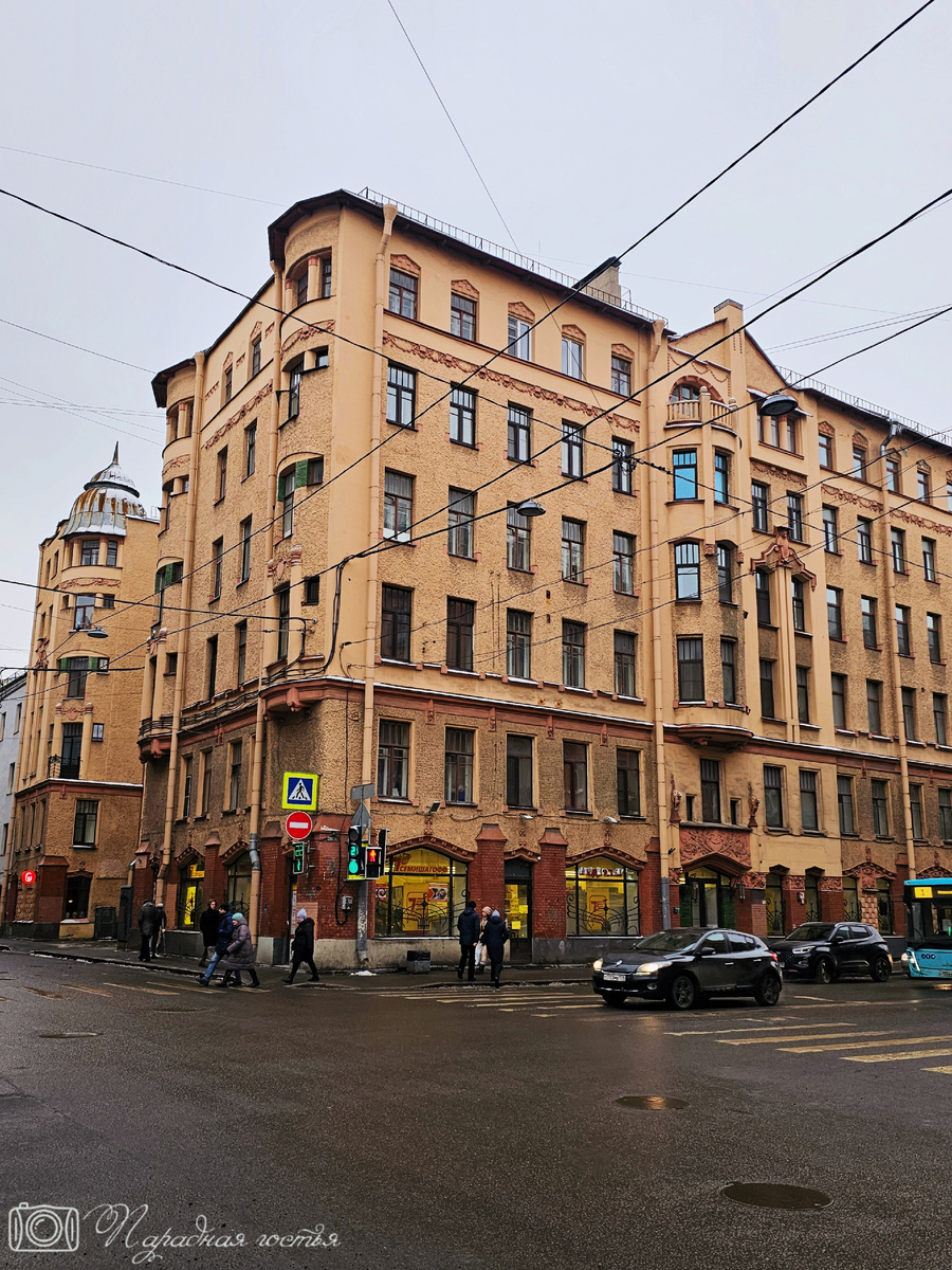 Прохожие невольно засматриваются на дивных существ на стенах этого дома. Фото: Парадная гостья