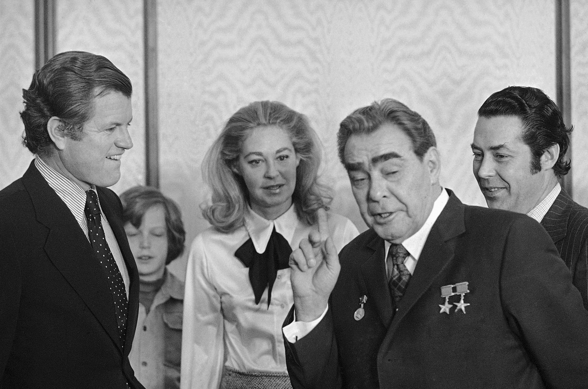 Леонид Ильич в кругу молодежи