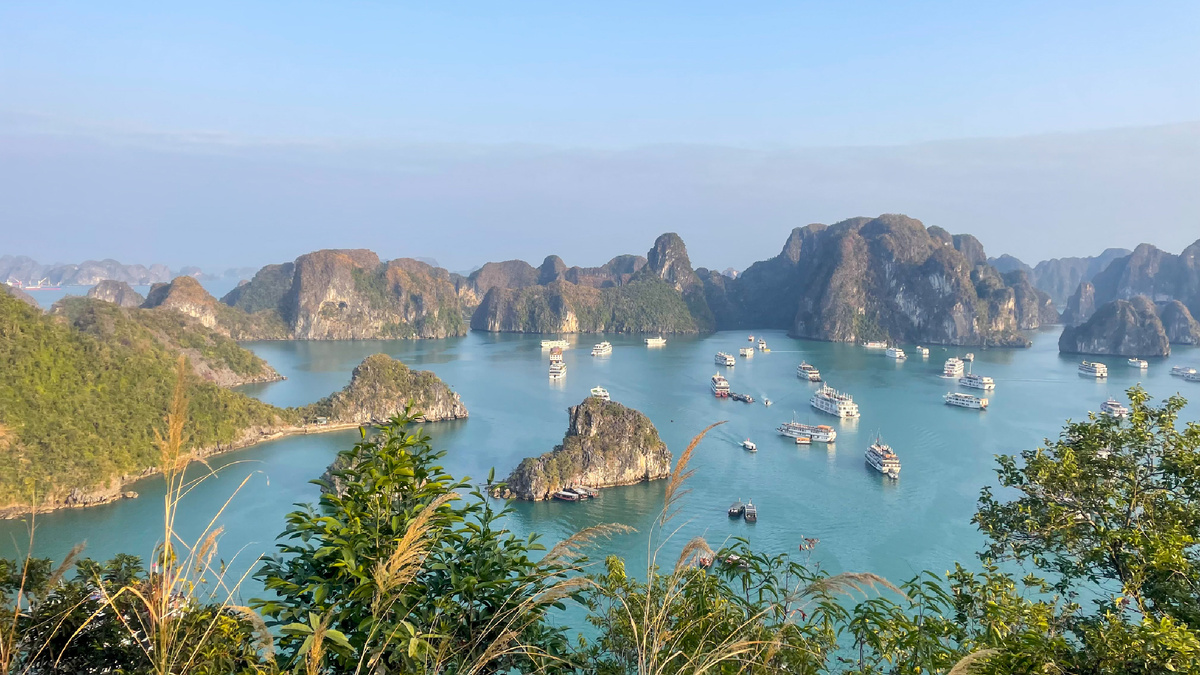 Вид на бухту Халонг с самой высокой точки на горе 