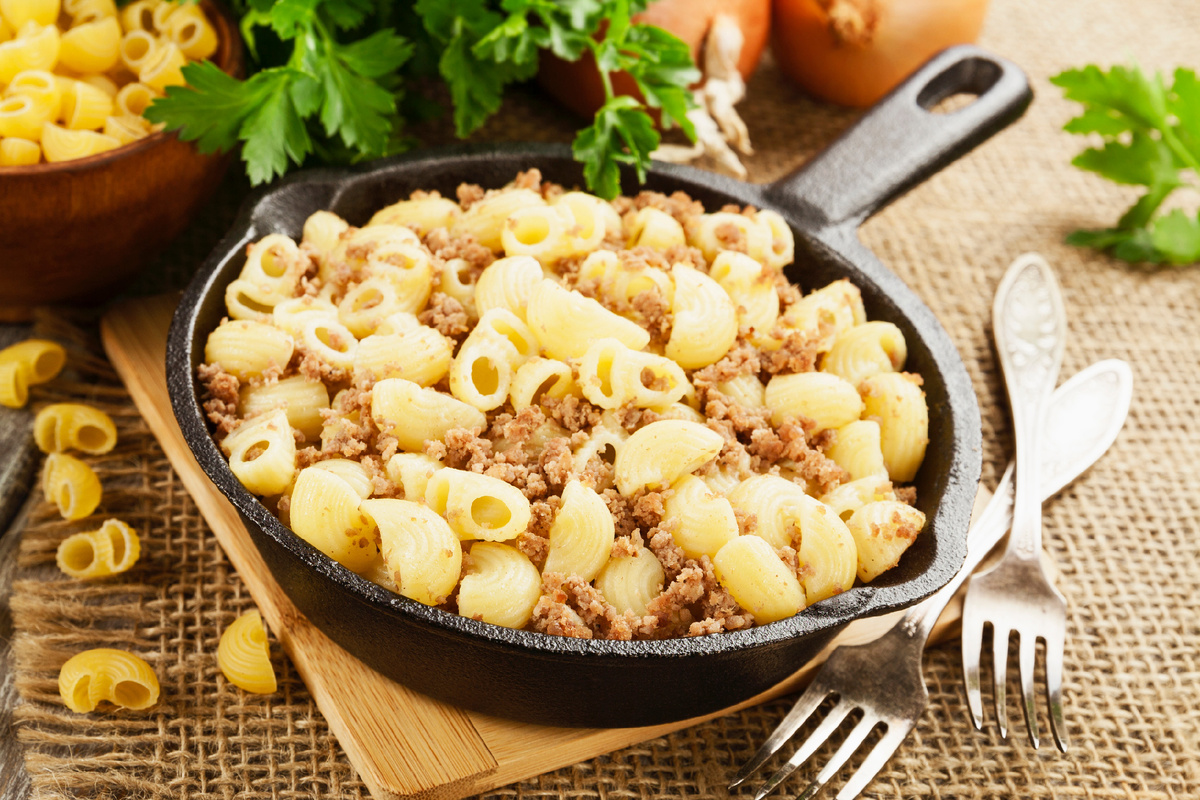 Макароны с фаршем на сковороде