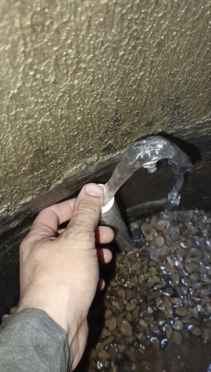 Самоизливная скважина в колодце.