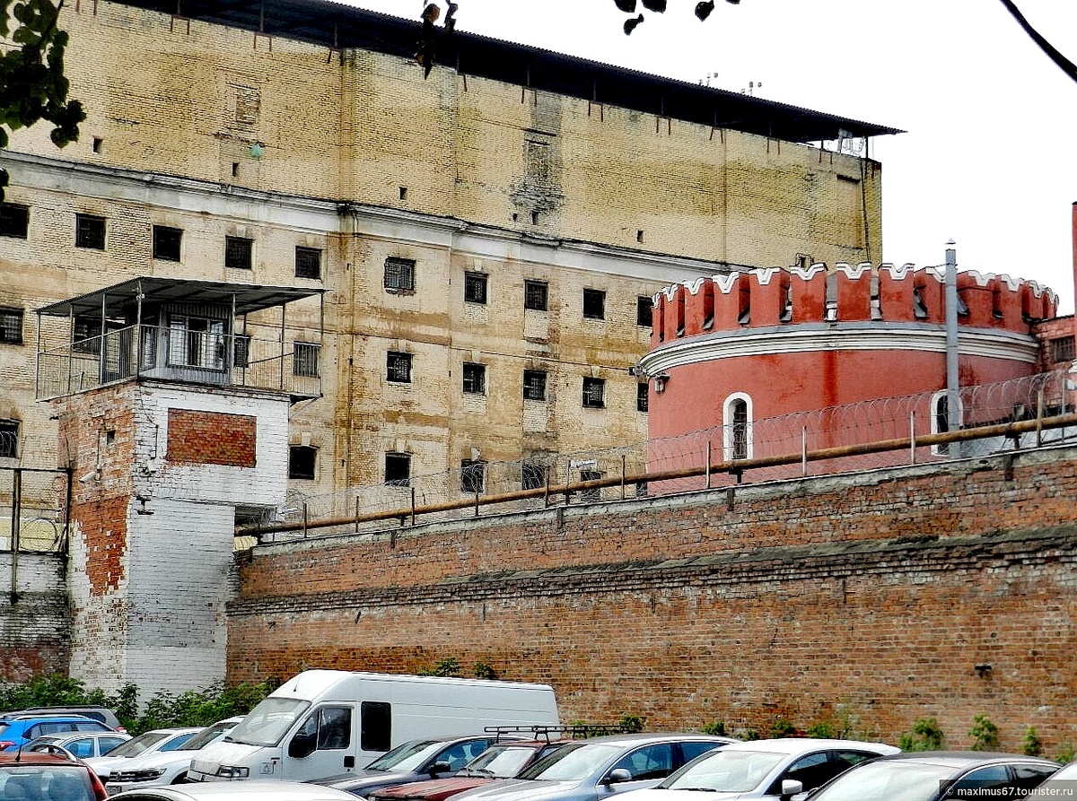 За жизнью каких тюрем можно наблюдать из окон квартир?