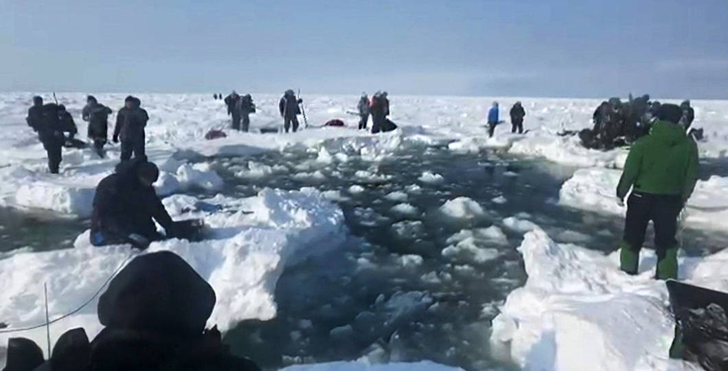 Снасти дороже жизни: Более 300 рыбаков унесло на льдине в море. Многие отказались спасаться с МЧС