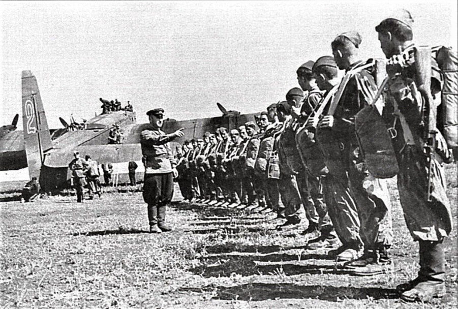 ВДВ СССР (На фоне самолет ПЛ-3)