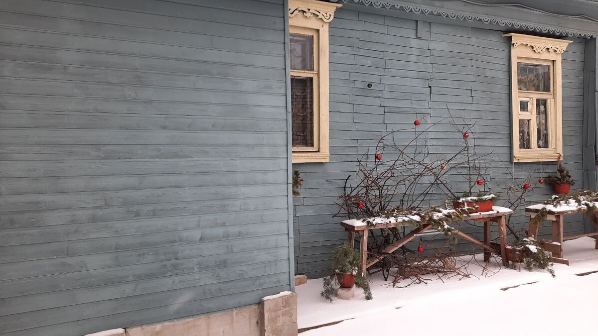 А так — со стороны улицы. Здесь расположен отдельный вход. Елена использует эту часть дома для хранения вещей. Фасад — оригинальный, 1902 года. И еще важный момент: дом выкрашен в один цвет, просто при разном освещении оттенок выглядит по-разному