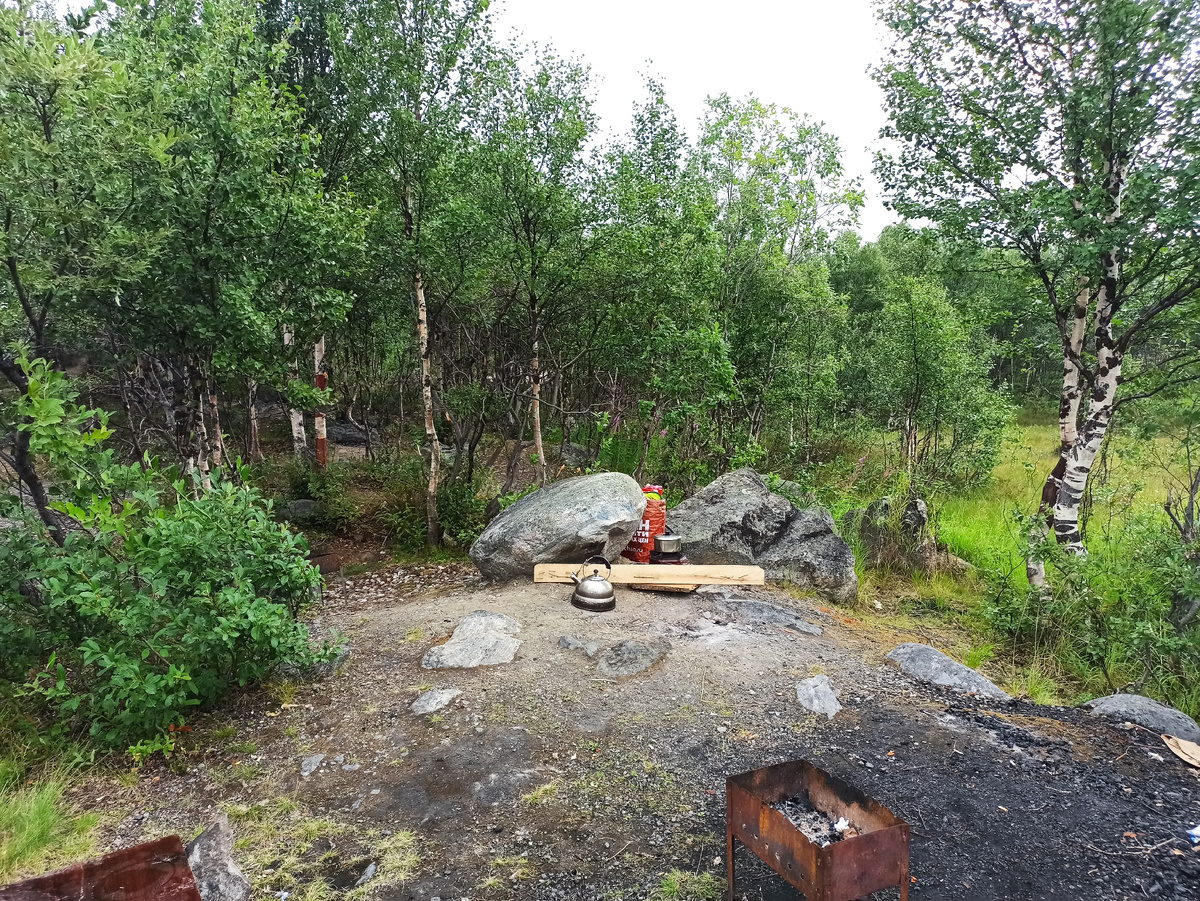 Ржавый мангал не наш! Место для варки каши выбиралось исходя из соображений защиты от ветра.