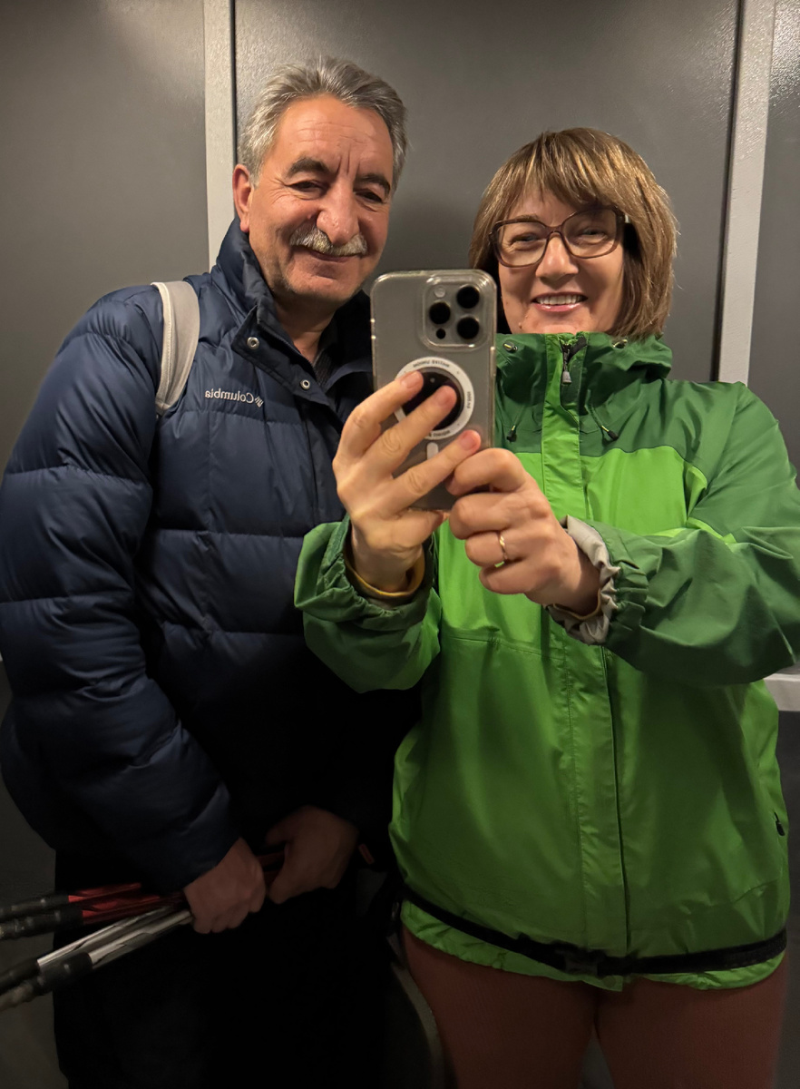 Мы с мужем в лифте ещё только в предвкушении приятной прогулки, фото Сад в стиле Paradise @