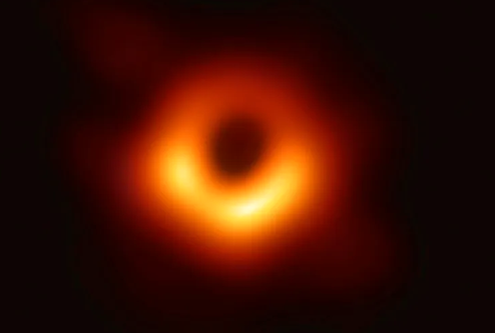 Фотография якобы черной дыры в центре галактики M87 © Телескоп Event Horizon, выдаваемая часто за фото и атома, и электрона, подтверждая, что "чёрные дыры" - в реальности молодые взаимно-центрические системы в невидимом спектре, воспринимаемые ещё и пульсарами, и "нейтронными звёздами".