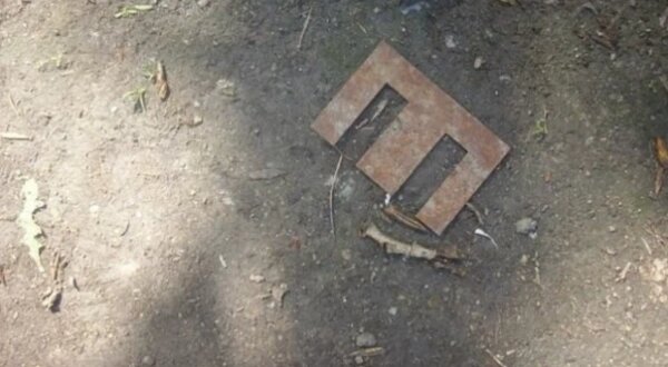 Таинственные «ешки», которые были выполнены из металла и валялись везде в 90-е... Фото © maxnikitin.livejournal.com