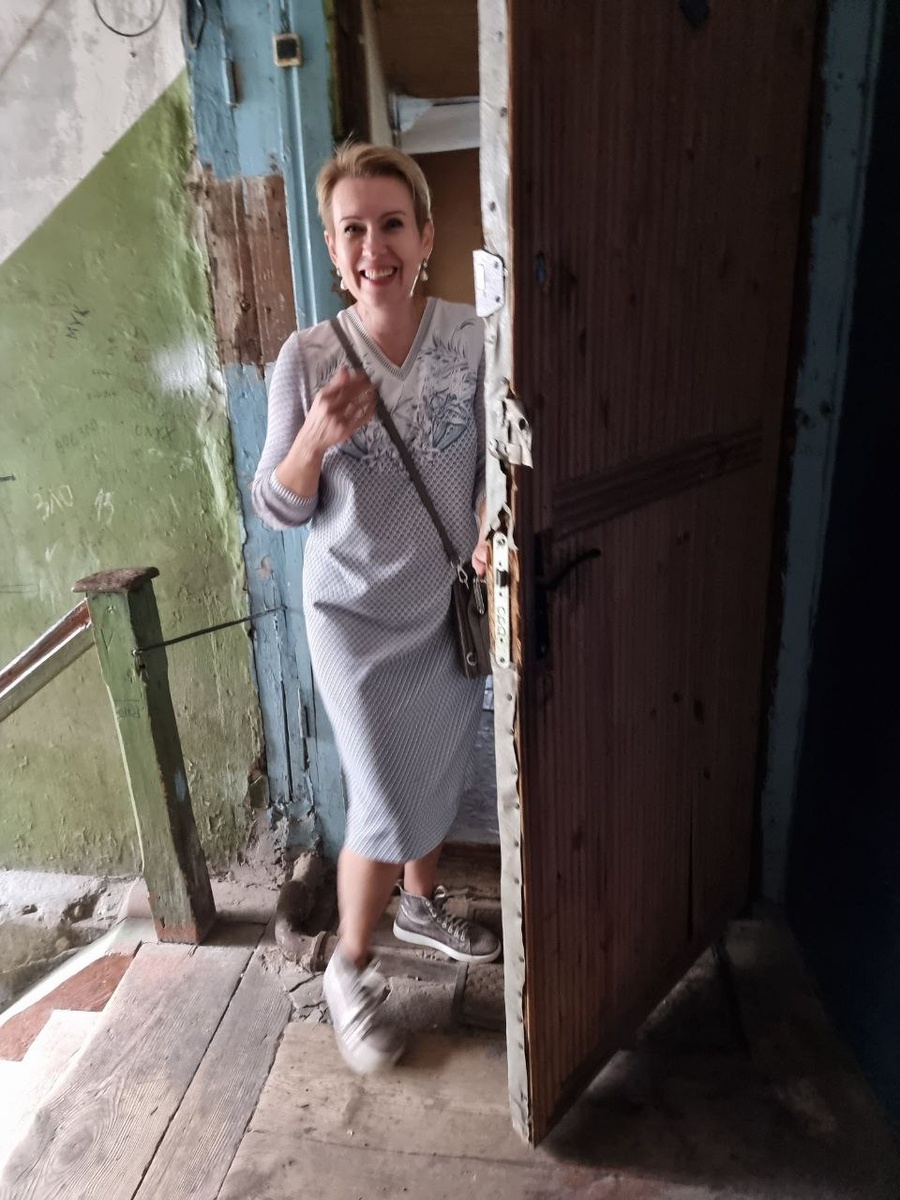 Радость от покупки. Дом старый и подъезд такой же :-) 