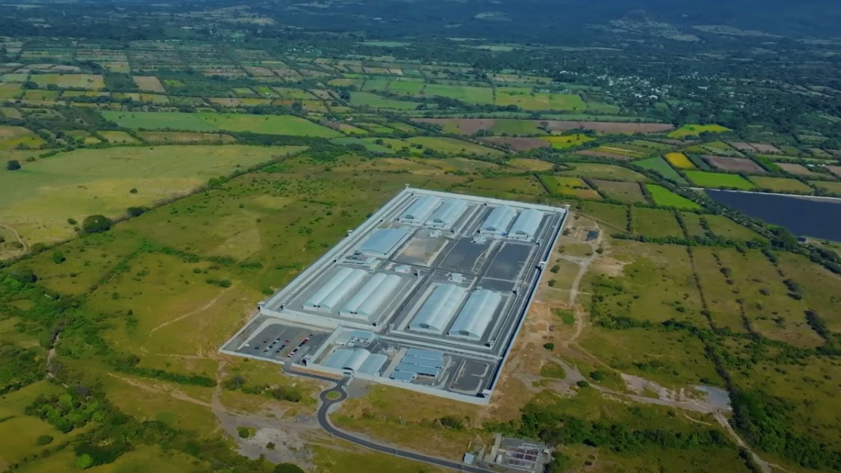 Мегатюрьма CECOT в Сальвадоре