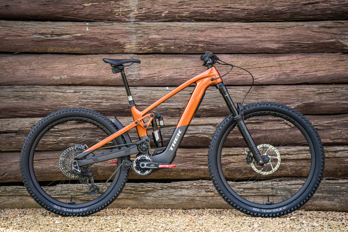 Slash+ демонстрирует выдающиеся характеристики на сложных и неровных трассах, а в сочетании с тихим и эффективным мотором TQ HPR50 он превращается в поистине впечатляющий велосипед.