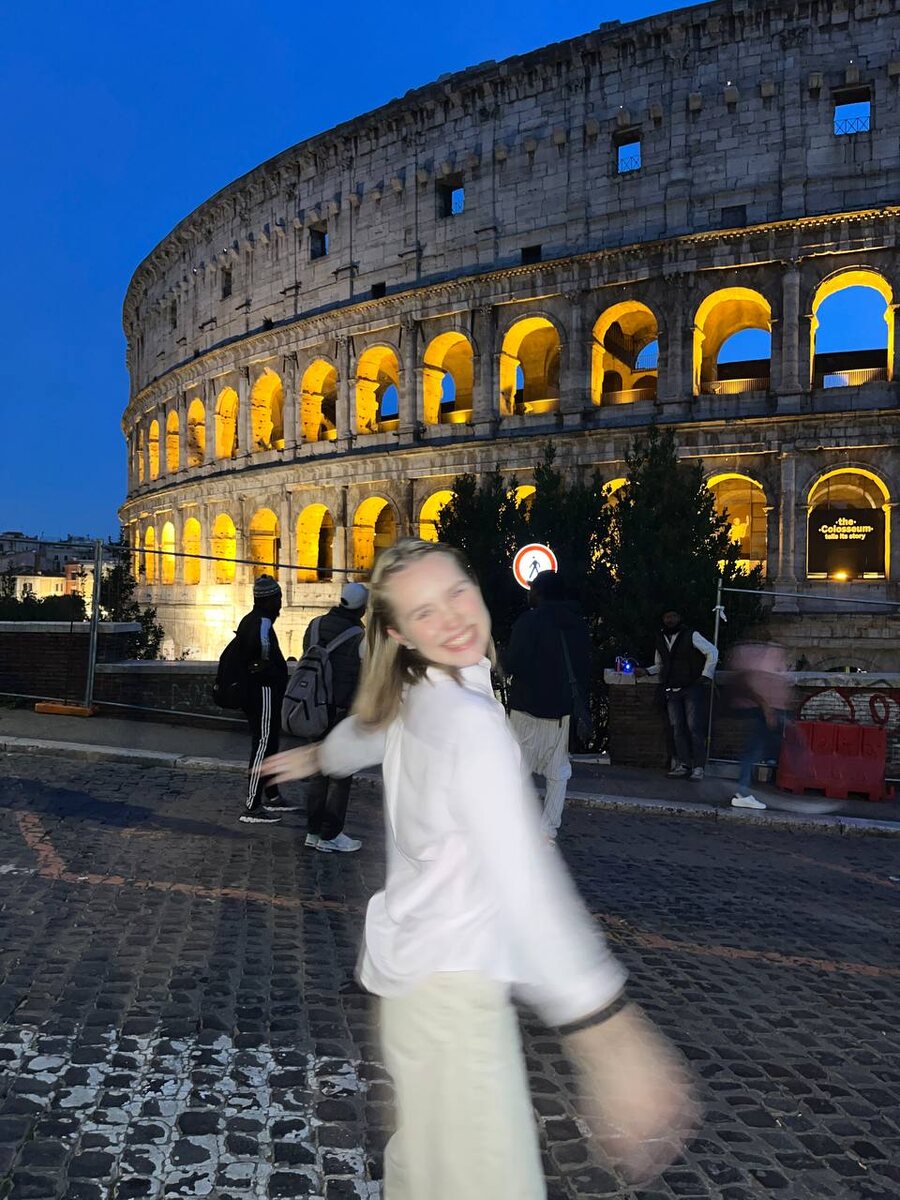Дочка рядом с Колизеем