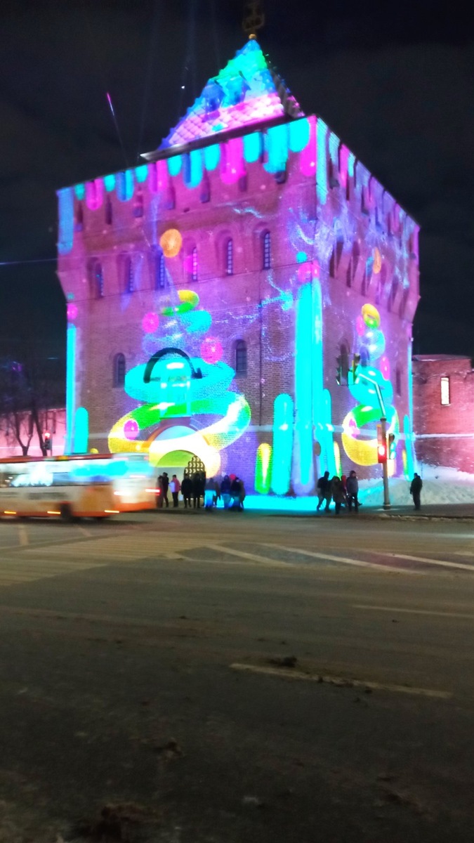 Дмитриевская башня Нижегородского Кремля с новогодней инсталляцией