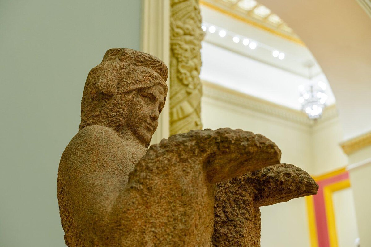 Прототипом скульптуры Марины Рындзюнской стала девочка, в свои 11 лет превысившая норму сбора урожая хлопка в несколько раз. пресс-служба ВДНХ