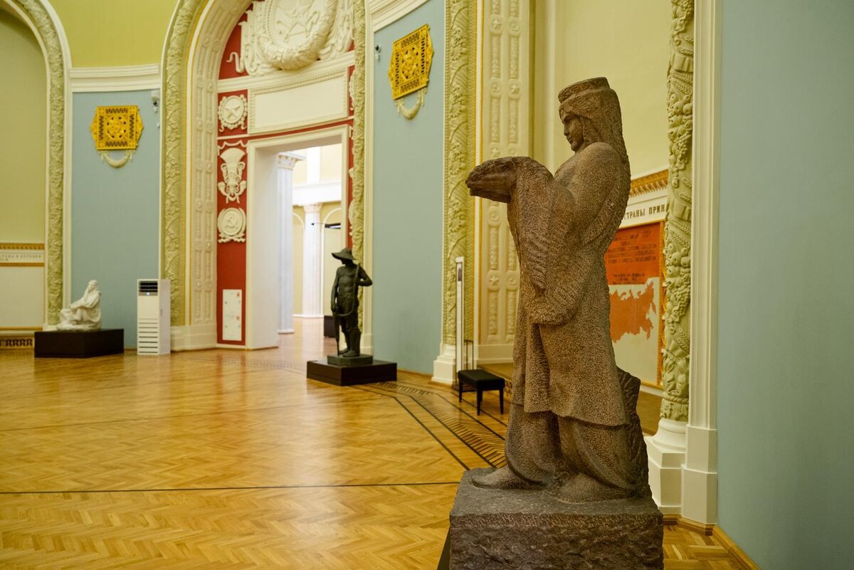 пресс-служба ВДНХ
Трудовые рекорды Мамлакат Наханговой увековечили в граните.