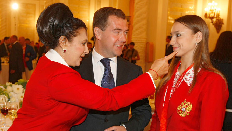 Тренер сборной России по художественной гимнастике Ирина Винер, президент России Дмитрий Медведев и олимпийская чемпионка по художественной гимнастике Евгения Канаева во время встречи президента в Кремле с российскими олимпийцами, чемпионами и призерами XXIX летних Олимпийских Игр в Пекине, 2008 год / Дмитрий Астахов/РИА «Новости»   📷