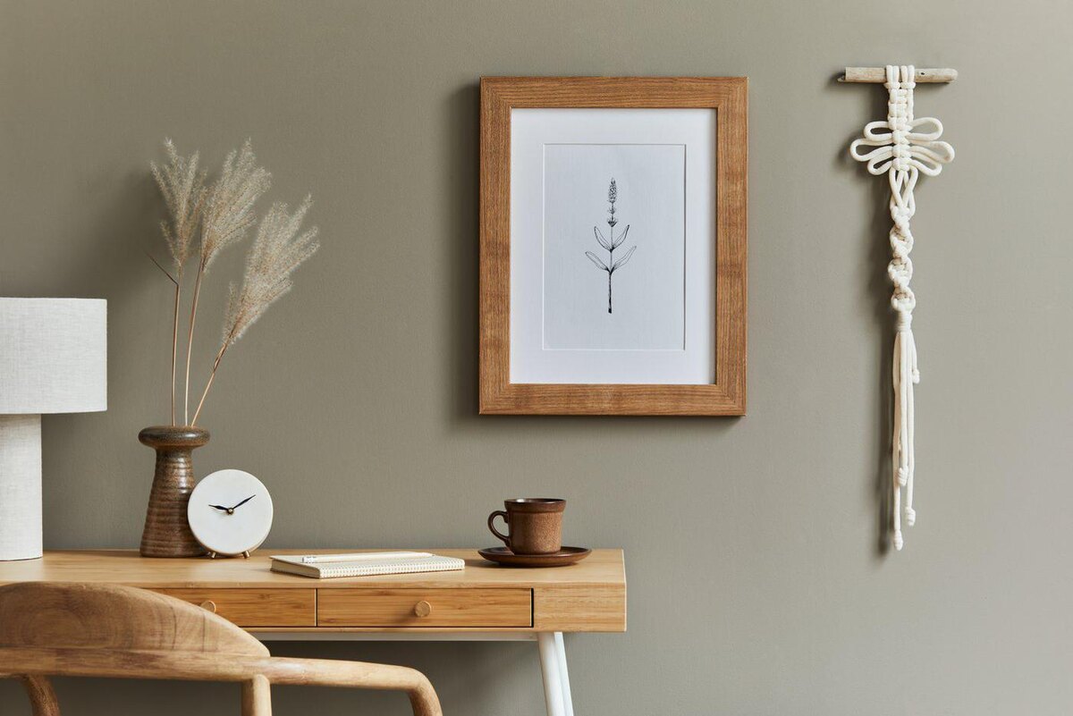 Shutterstock
Особенно стильно в интерьере смотрится необработанное дерево.