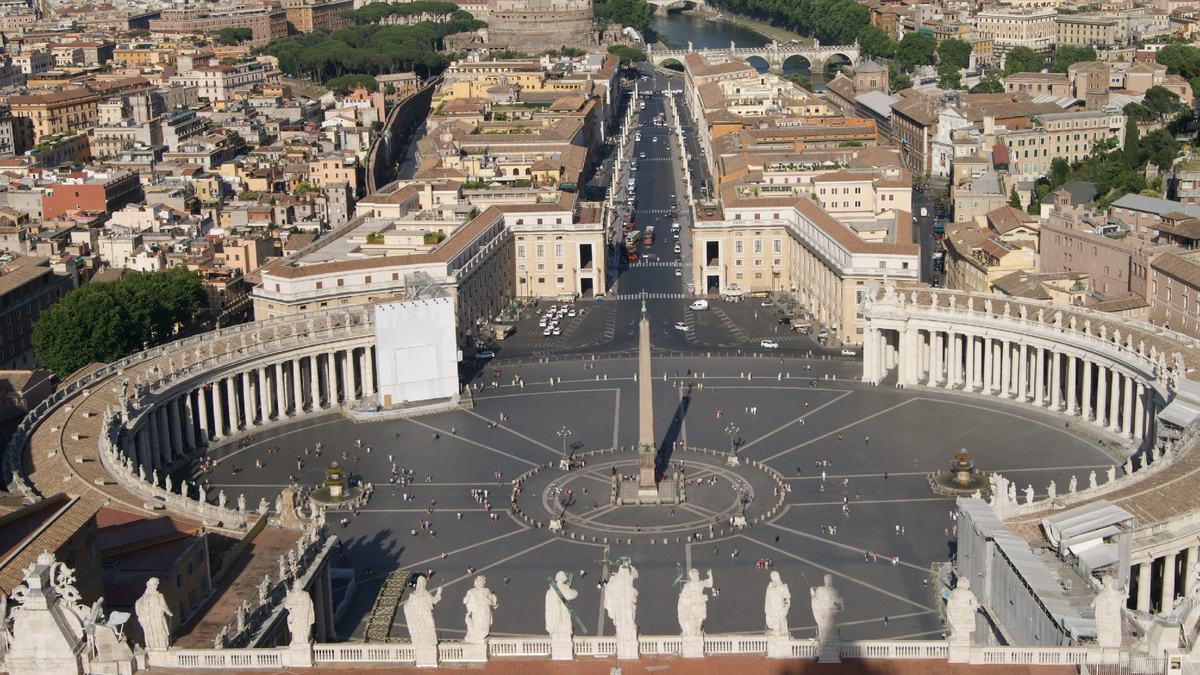 Площадь Святого Петра — грандиозная и знаменитая на весь мир площадь в центре Ватикана. Именно здесь собираются толпы верующих, чтобы слушать выступления Папы Римского. 