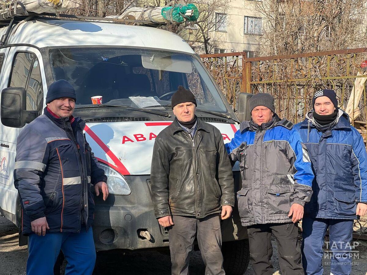 В составе бригады – сварщик и три слесаря. Для них это не первая командировка в ЛНР, в прошлом году они работали в Лисичанске.Фото: Аппарат вице-премьера РТ Фаниля Аглиуллина