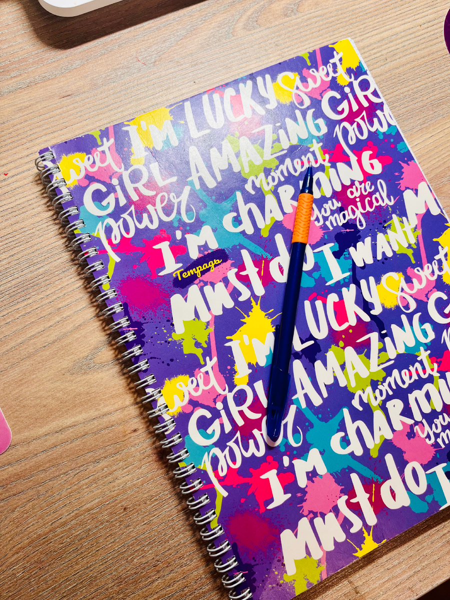 По старинке, пишу всё в тетрадь от руки, так лучше запоминаю