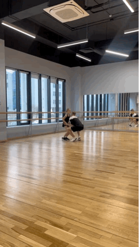 Партнера зовут Матвей Богданов. Ему недавно исполнилось 17 лет. 