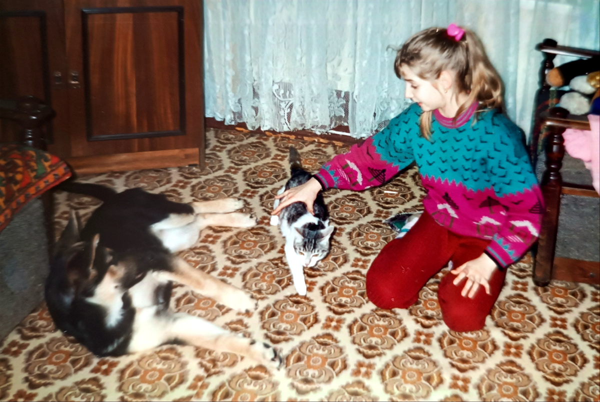 Самая веселая компания. Моя дочь, кот Тихон и овчарка Веджина.