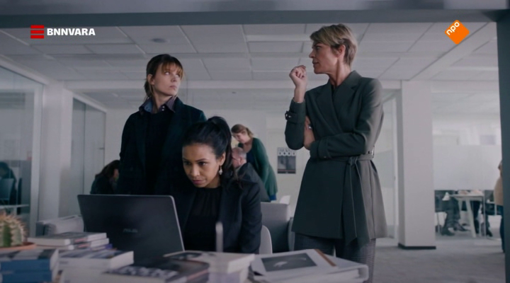 Пролистните изображение, чтобы увидеть следующий кадр из фильма «Колумнистка» (2019)