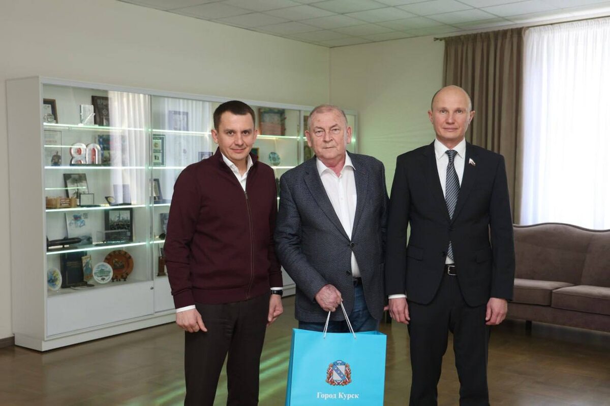    Игорь Куцак вместе с Владимиром Токаревым поздравили Почётного гражданина Курска