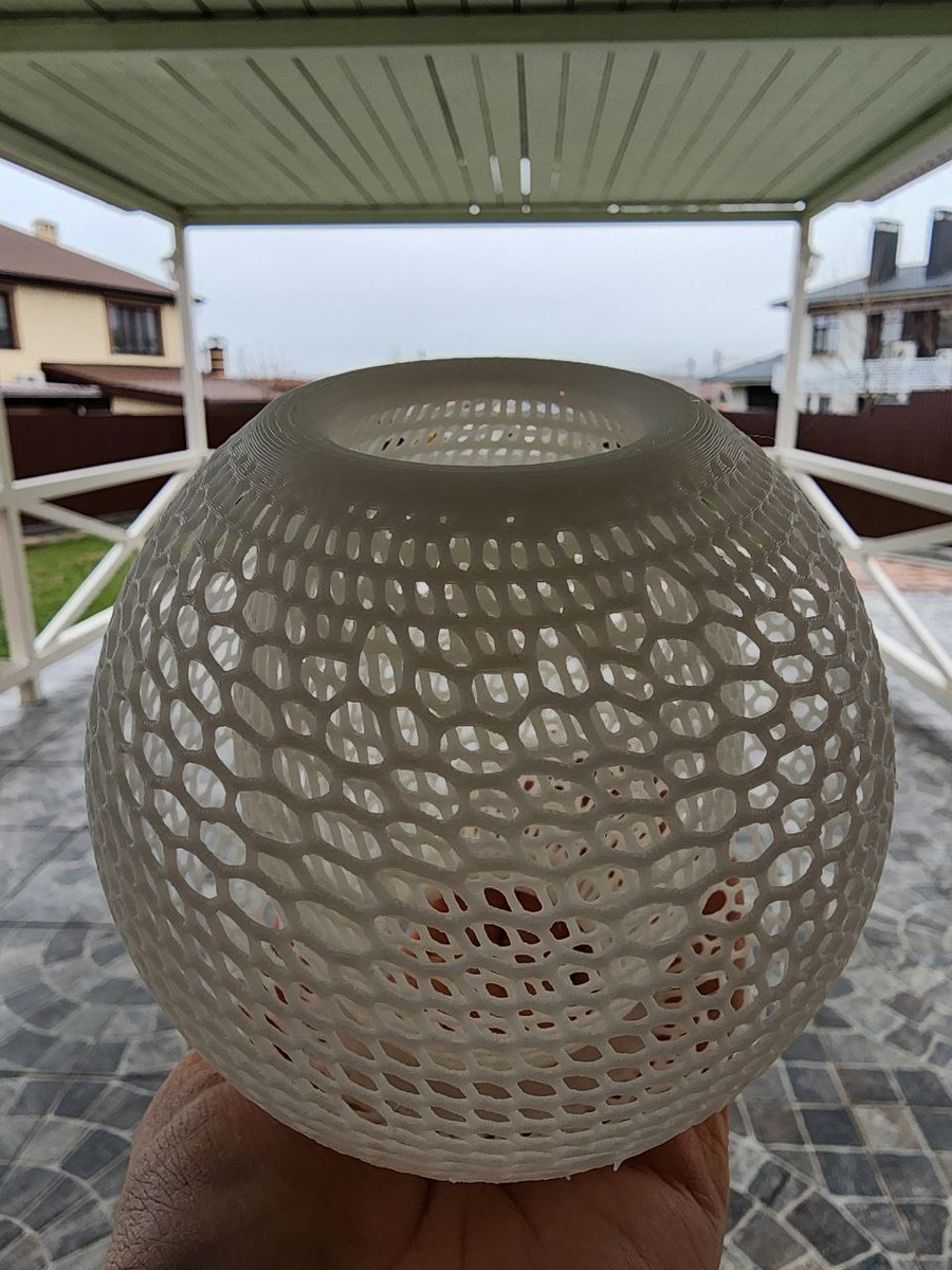 По задумке внутрь ставится свеча или лампочка. Но и так норм.