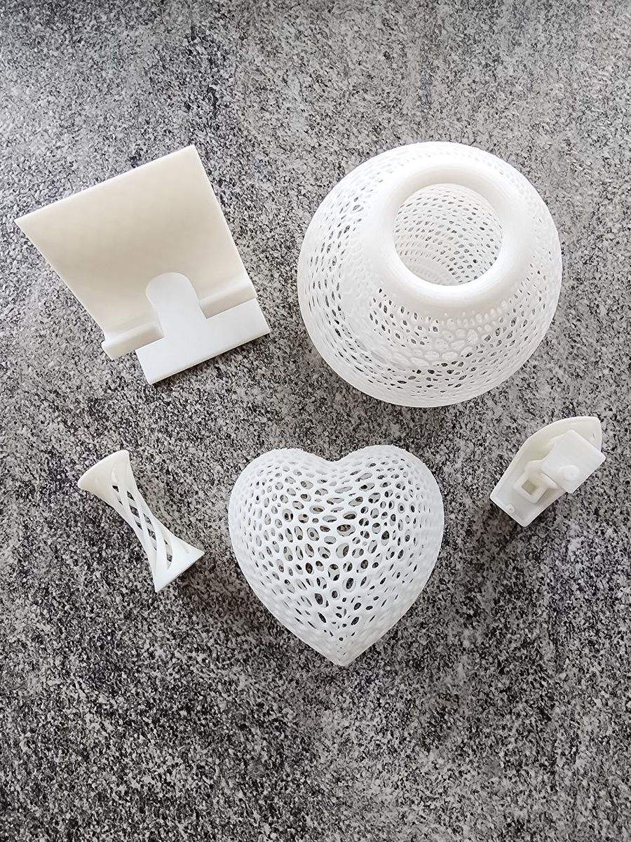 Подставка для телефона очень функциональна. Остальное для красоты.