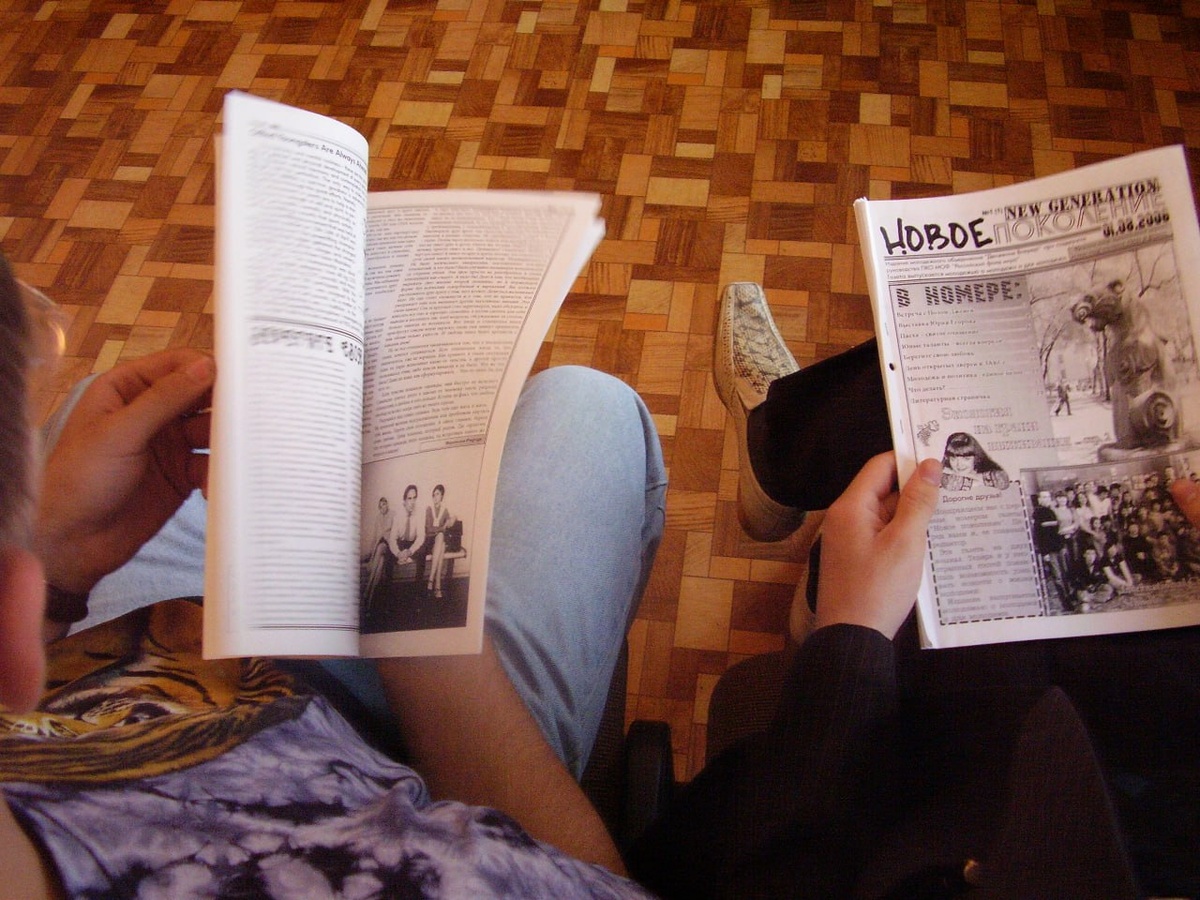 Первые экземпляры нашей газеты на её презентации в далёком 2006 году