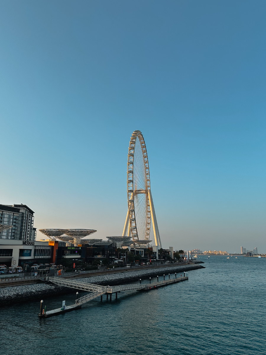 Вид с пешеходного моста на остров Blue Water 