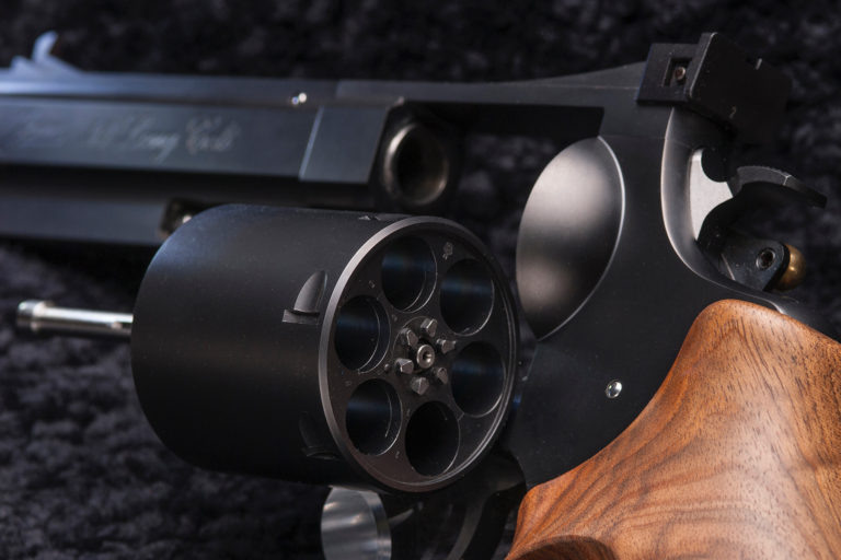 Револьвер с откинутым барабаном.