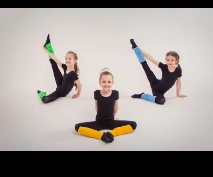 девочка в желтых гетрах показывает бабочку