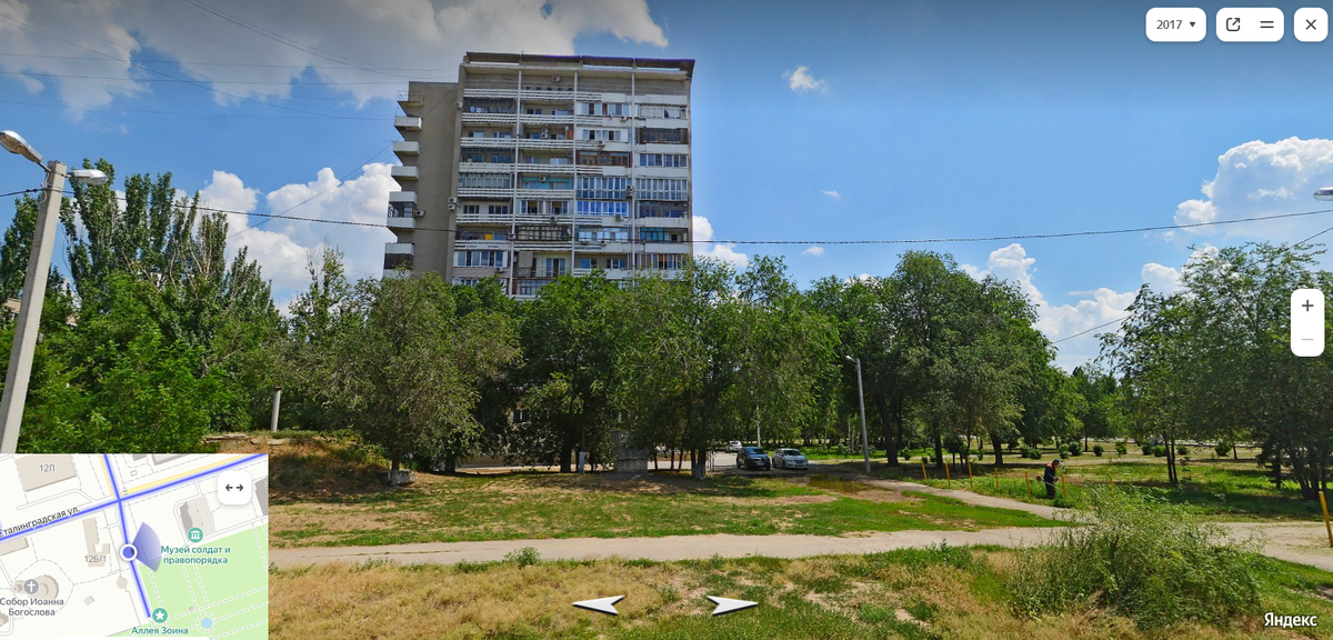 На первом этаже вот этого самого дома и находится музей. Взято с сервиса Яндекс.Карты.