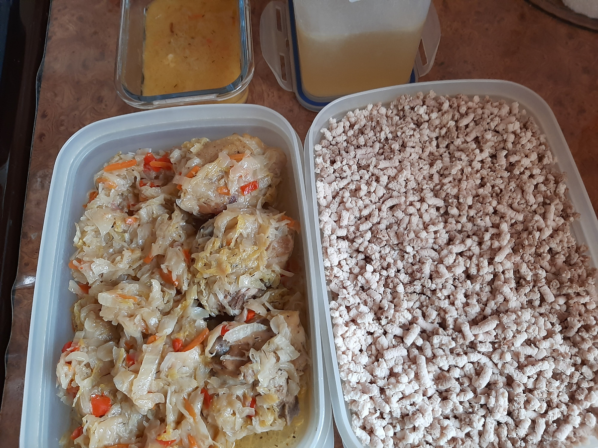 Слева - бедра тушеные с капустой, справа перекрученное мясо для блинчиков