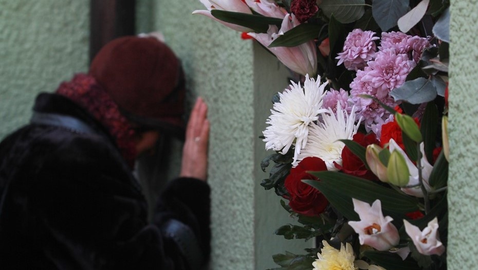    Женщина на Смоленском кладбище. Автор фото: Андрей Федоров / Trend