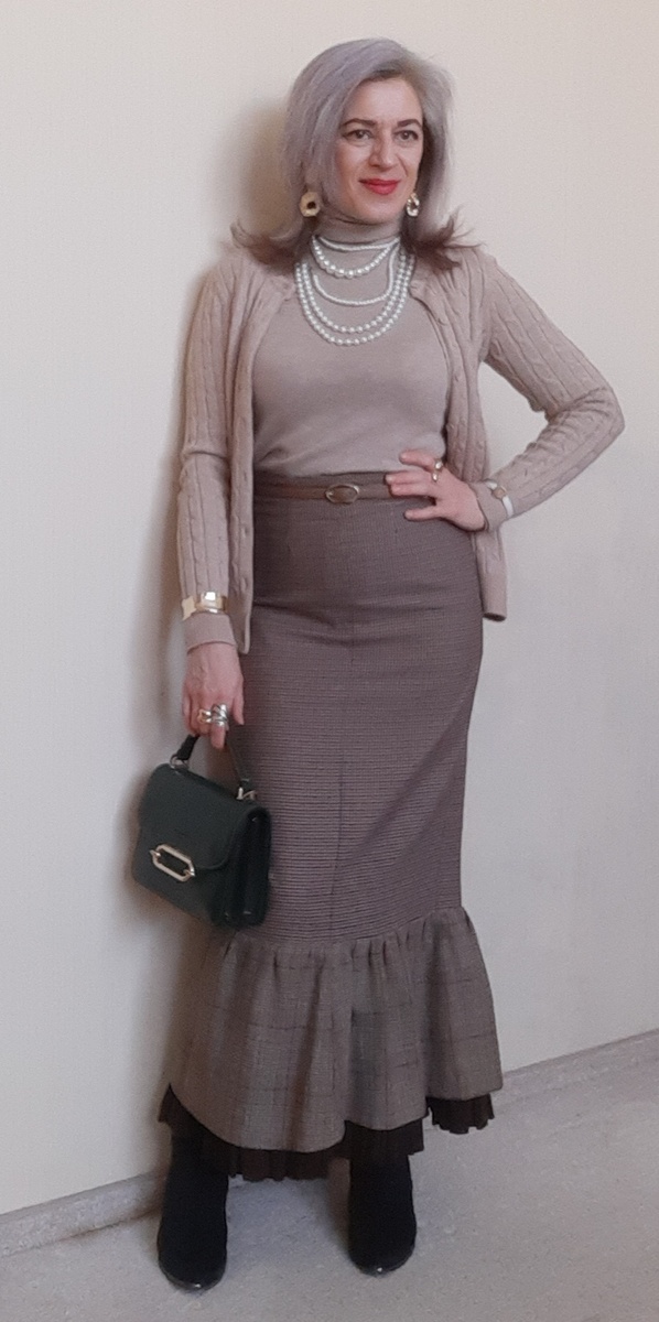 Юбка их двух юбок, водолазка и кардиган из секонд-хэнда.